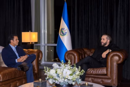 Saymon Díaz and Nayib Bukele project the new National Stadium of El Salvador
