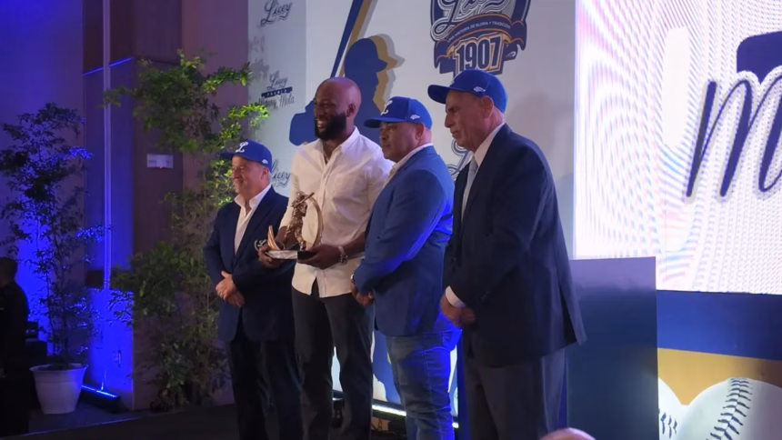 Mel Rojas Jr. receives the first Manny Mota Award from the Tigres del Licey
