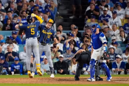 Brewers sweep Dodgers and return to the World Series after 44 years