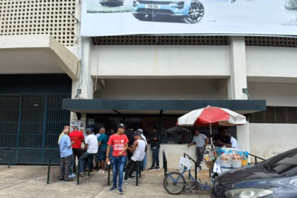 Fans pack the Quisqueya for the LIDOM opening game