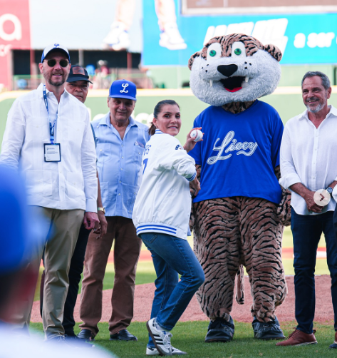U.S. Ambassador throws ceremonial first pitch with Tigres del Licey