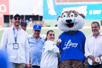 U.S. Ambassador throws ceremonial first pitch at Licey